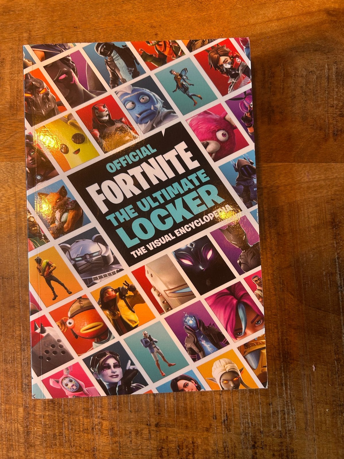 Fortnite The Ultimate Locker: The Visual Encyclopedia, Ophalen of Verzenden, Zo goed als nieuw