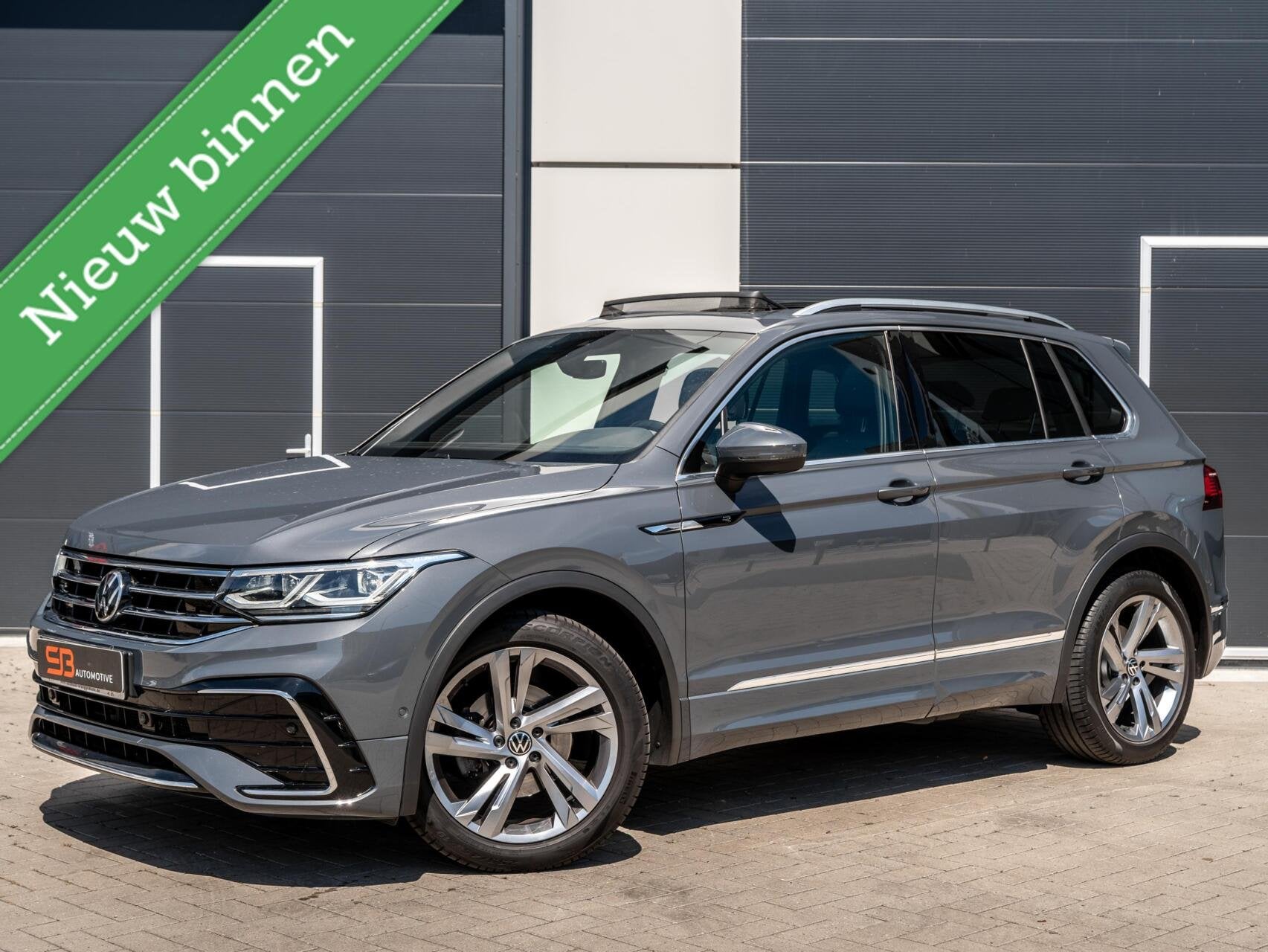 Volkswagen Tiguan 1.5 TSI R-Line Leder|Cam|Memory|Pano|VOL!, Auto's, 15 km/l, 1498 cc, Zwart, 4 cilinders