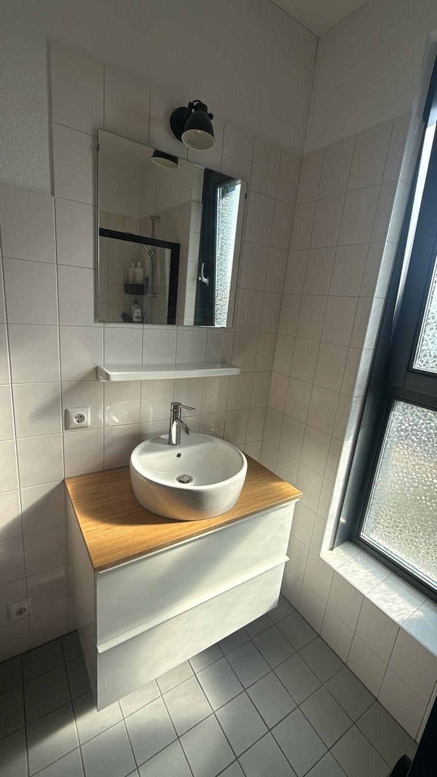 Moderne badkamermeubel met wastafel en spiegel, Huis en Inrichting, Badkamer | Badkamermeubels, Ophalen, 50 tot 100 cm, Zo goed als nieuw