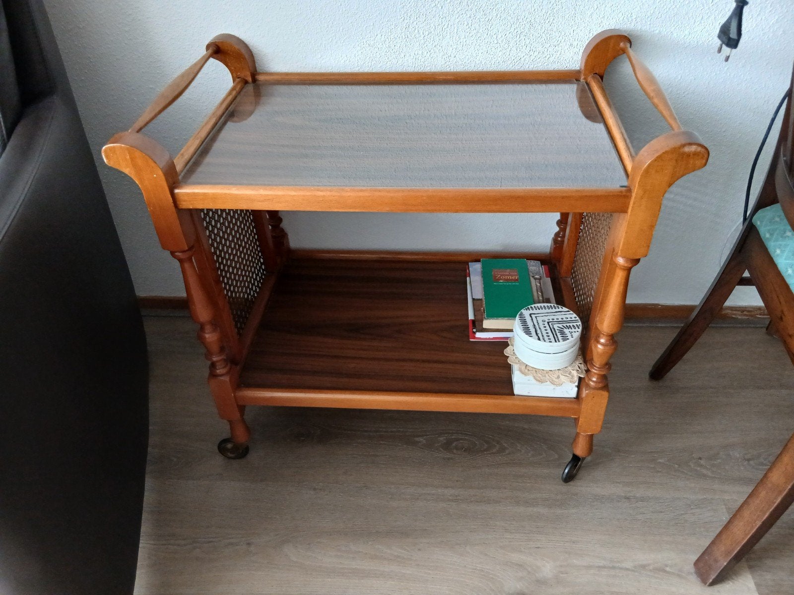 Vintage serveerwagen met glasplaat en rotan details, Antiek en Kunst, Ophalen