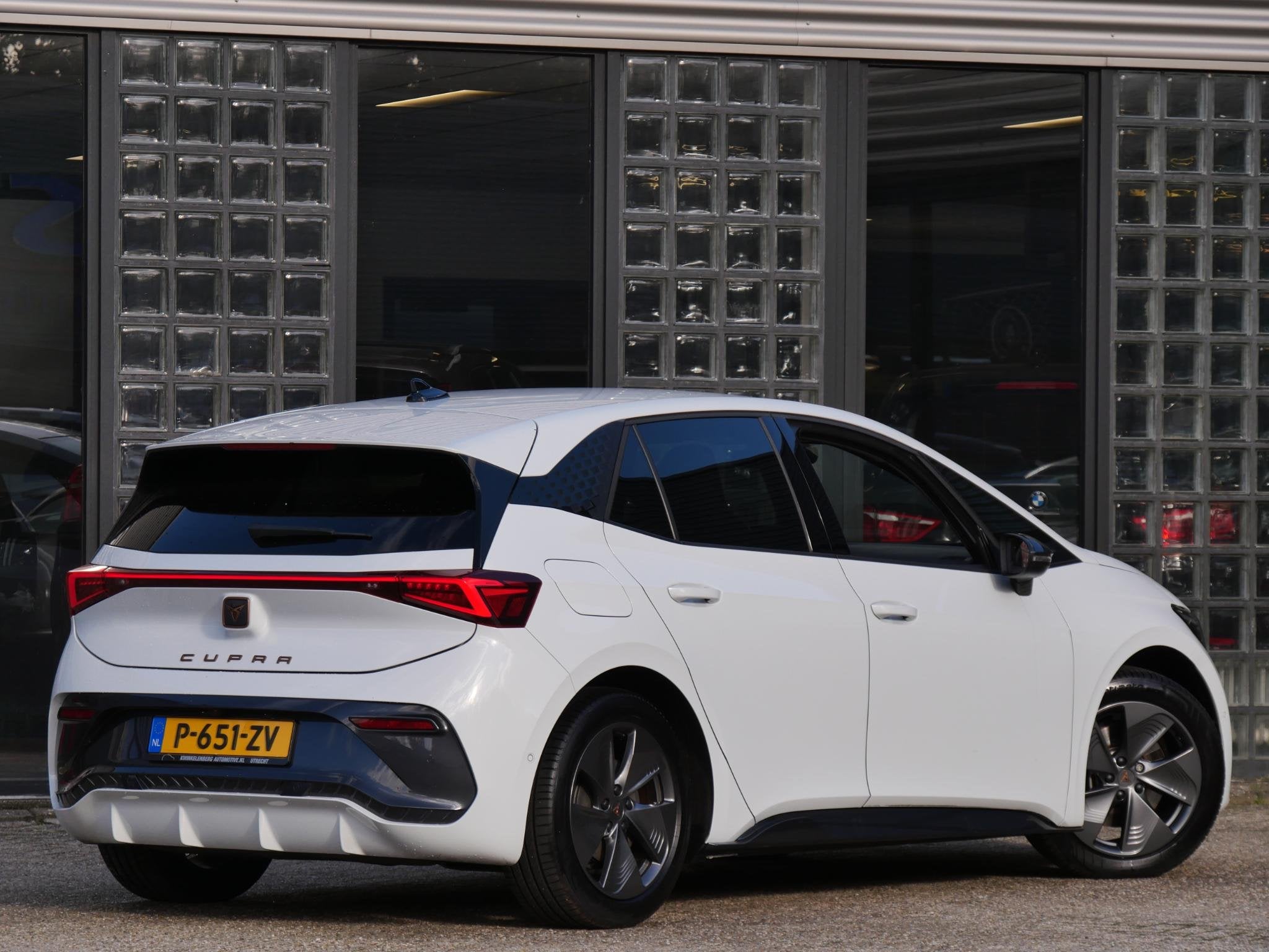 CUPRA Born 62kWh BUSINESS PLUS/ CAMERA/ PDC V+A/ NL-AUTO/ SO, Auto's, Automaat, Gebruikt, Wit, Origineel Nederlands