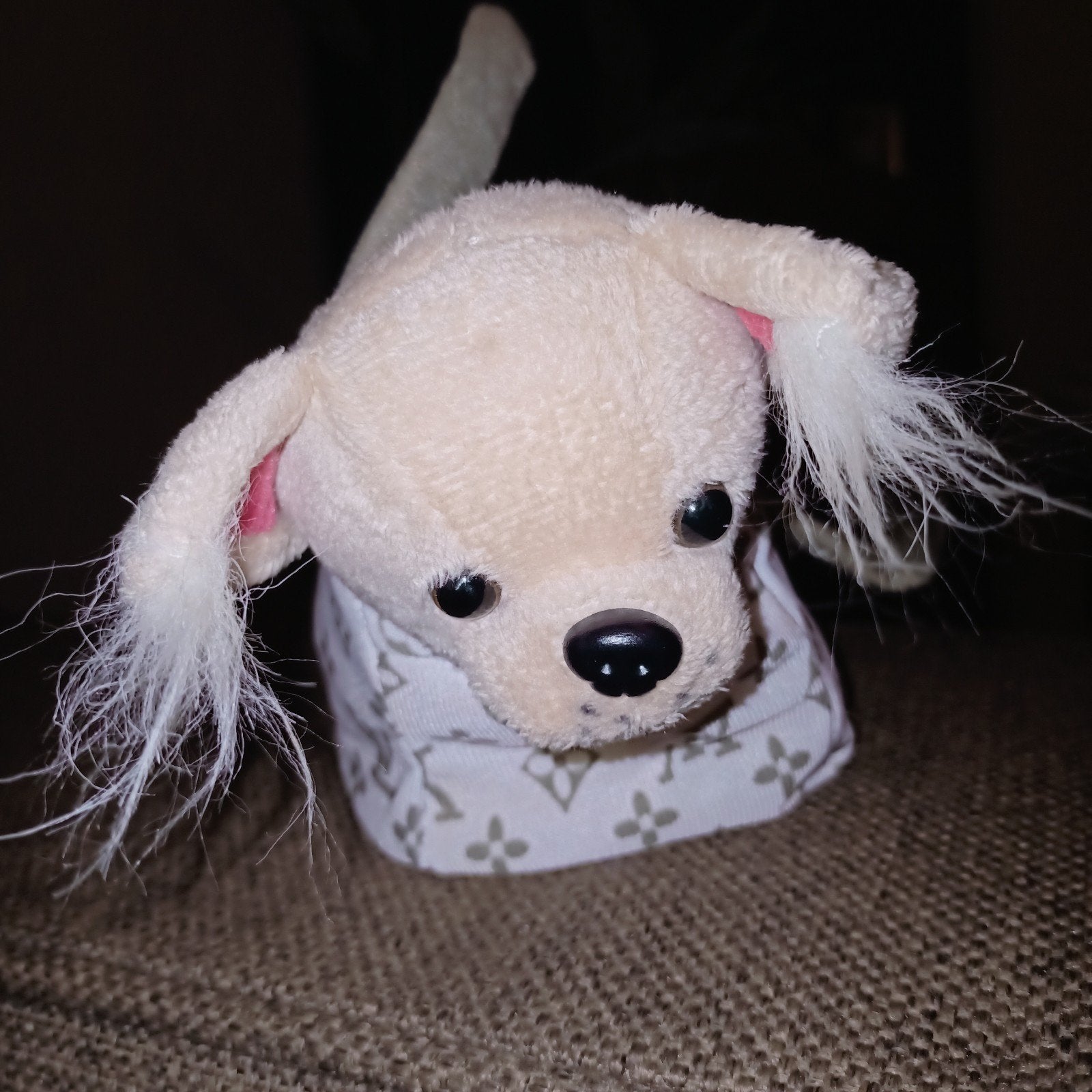 Toys 4 all, chihuahua in tasje met LV logo (nep)., Kinderen en Baby's, Overige merken, Zo goed als nieuw, Wasbaar, Middelgroot (20 tot 80 cm)