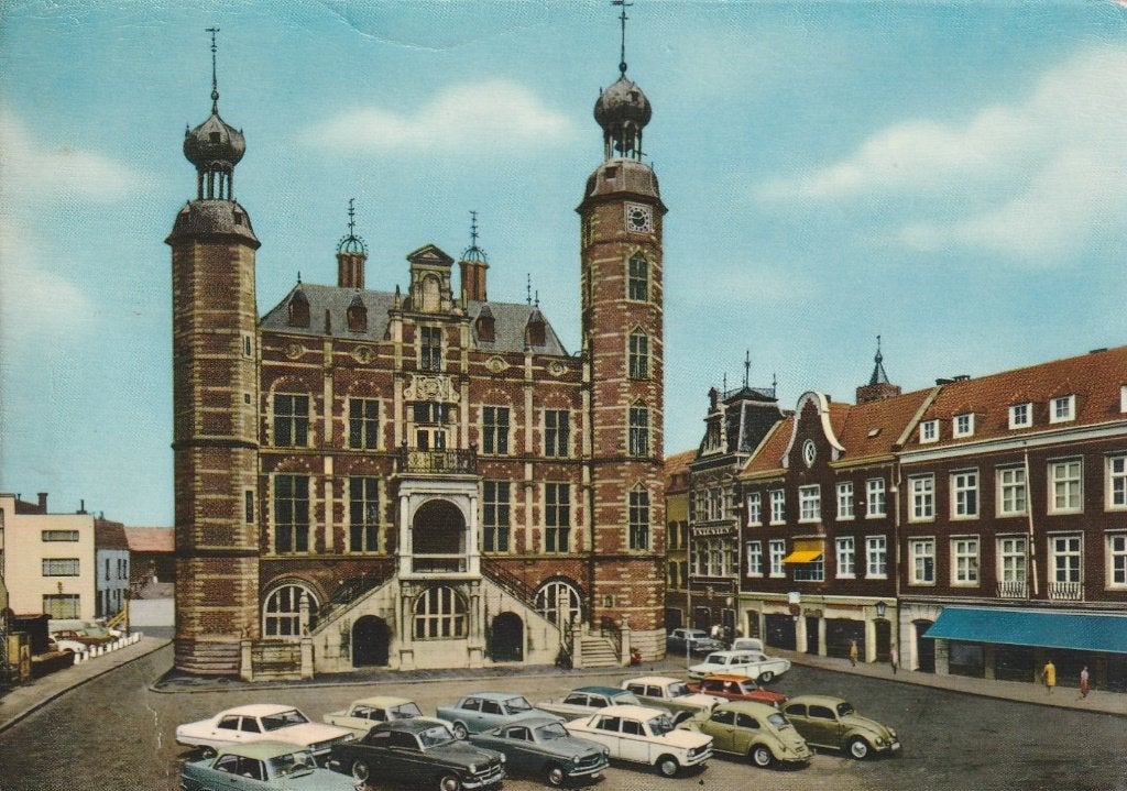 VENLO Stadhuis met Opel Chevrolet Volvo Fiat en VW Kevers, Verzenden, 1960 tot 1980, Gelopen, Limburg