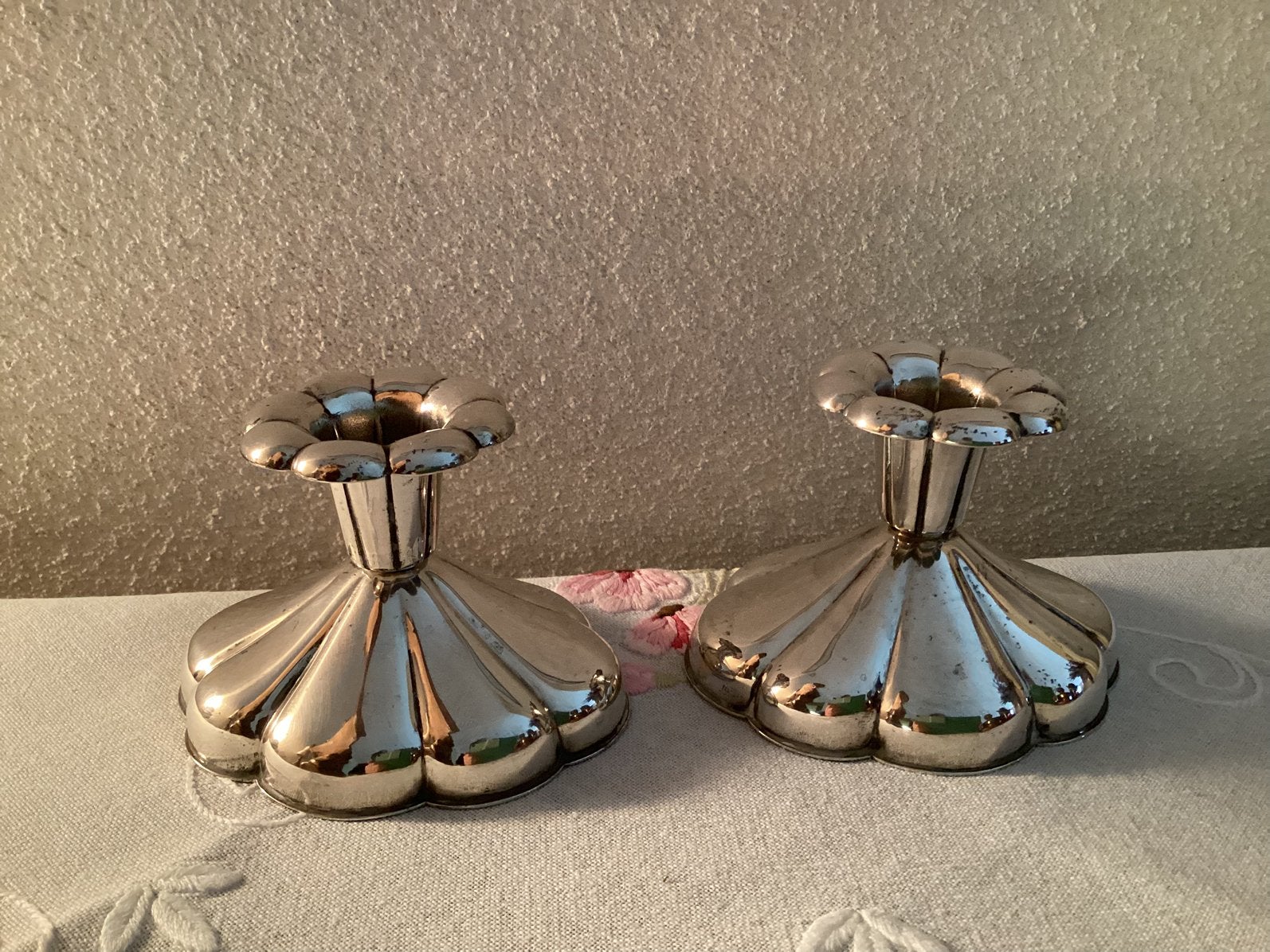 Art Deco. Set: 2x Verzilverde Kandelaars.Floraal model., Ophalen of Verzenden, Zilver