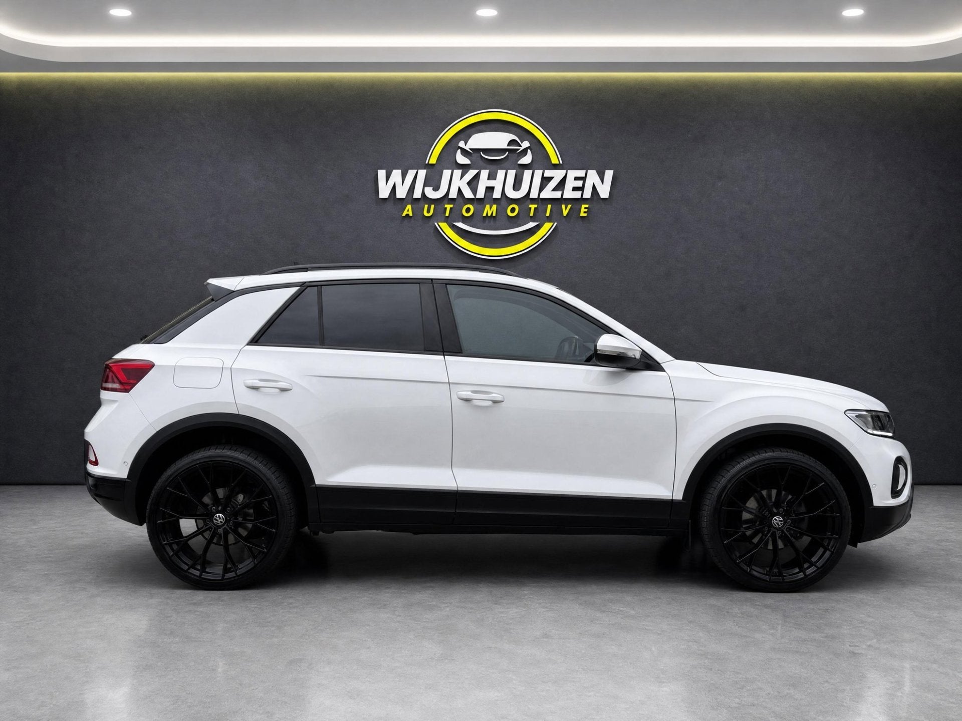Volkswagen T-Roc 1.0 TSI R-Line met 20 Inch ! Bomvol opties, Auto's, Volkswagen, Voorwielaandrijving, Stof, Gebruikt, Zwart