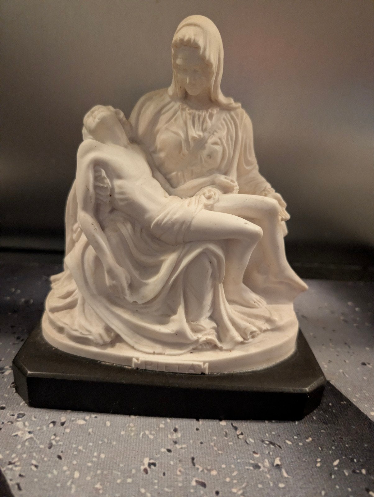 Pieta beeldje van R. Leoni - ART GS.3 - 15x20 cm, Minder dan 20 cm, Ophalen of Verzenden, Gemerkt, Beeld