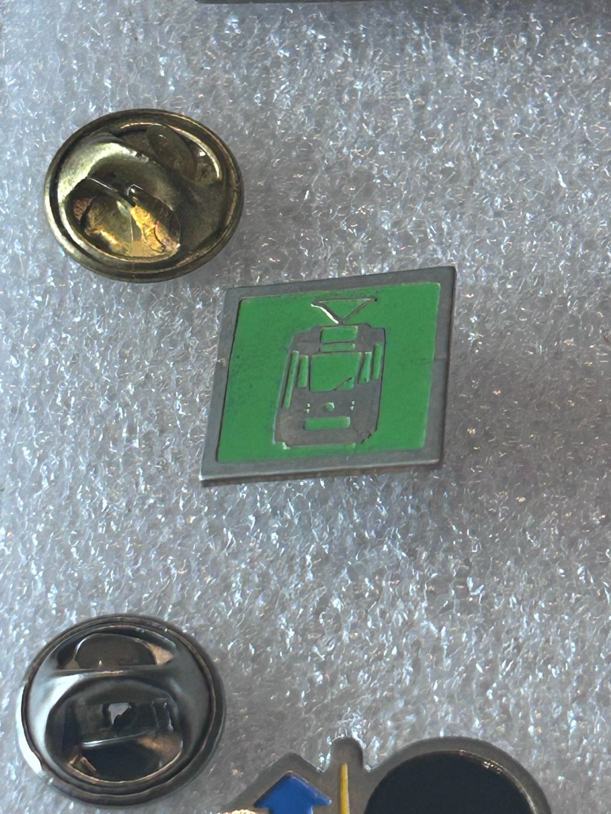 Vintage tram pin - Groen vierkant, Ophalen of Verzenden, Gebruikt, Transport, Speldje of Pin