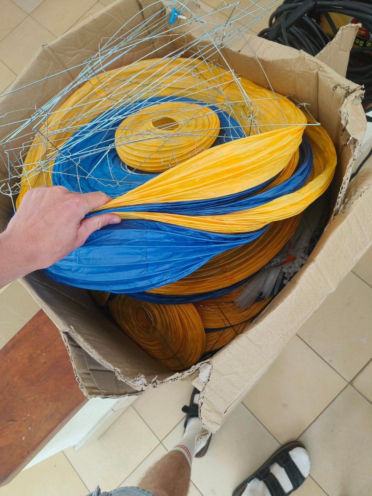 Doos vol lampionnen in diverse maten en kleuren, Ophalen