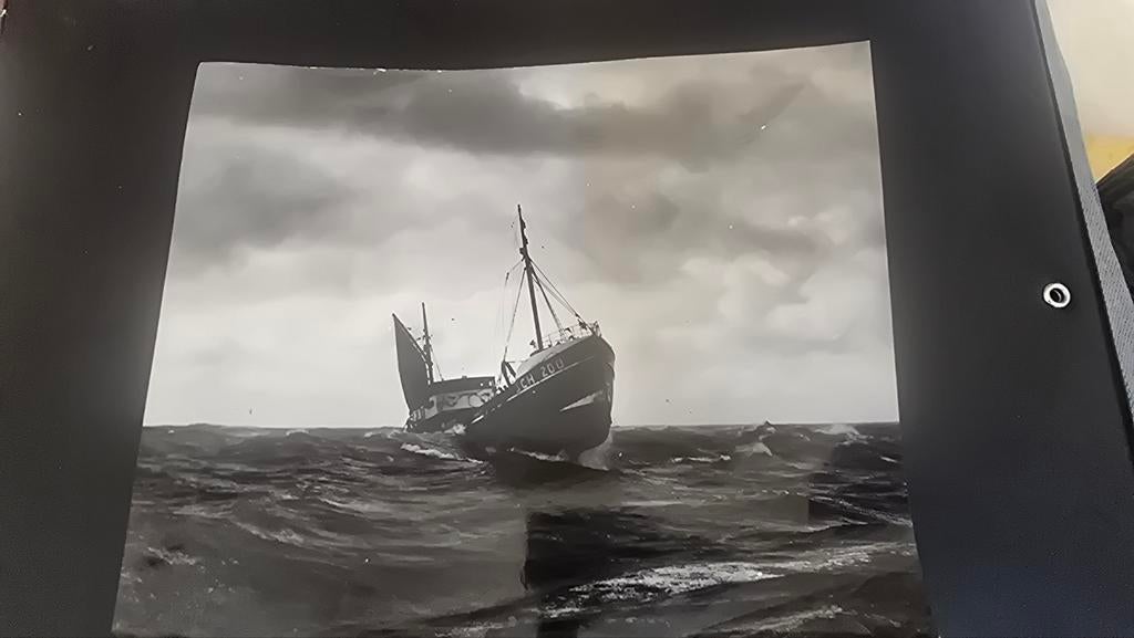Zwart-wit foto vissersboot in ruwe zee, 1961, Ophalen of Verzenden