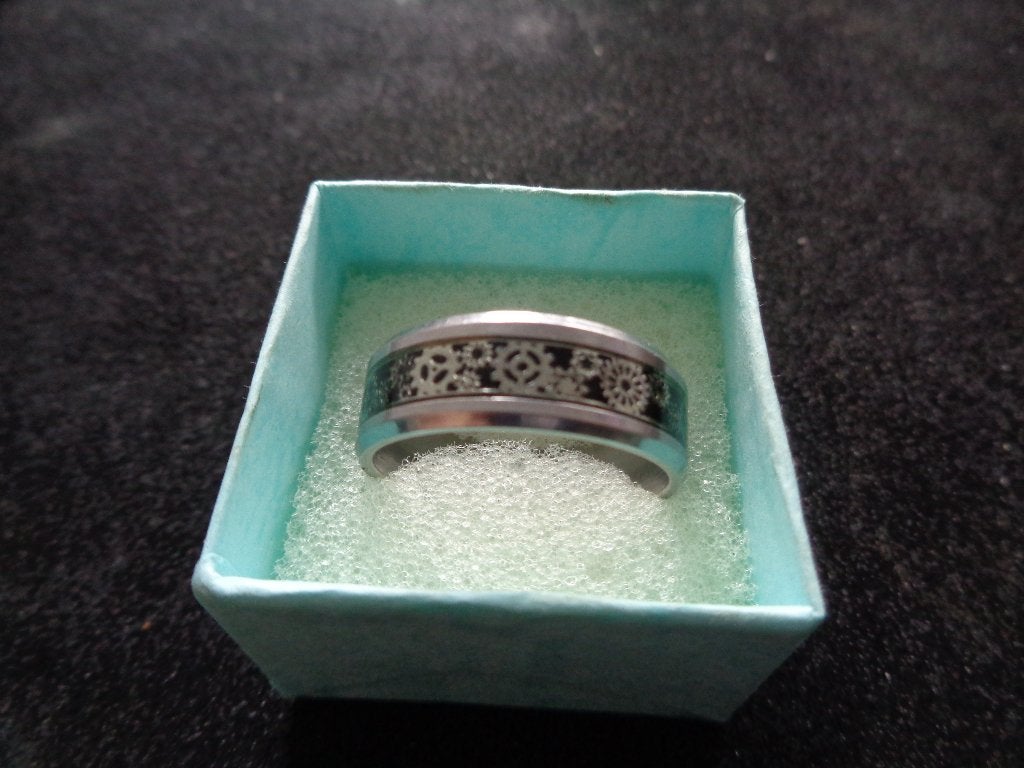 RVS RIng rijkelijk bewerkt met Print, IJzer of Staal, Nieuw, Ophalen of Verzenden, Dame of Heer