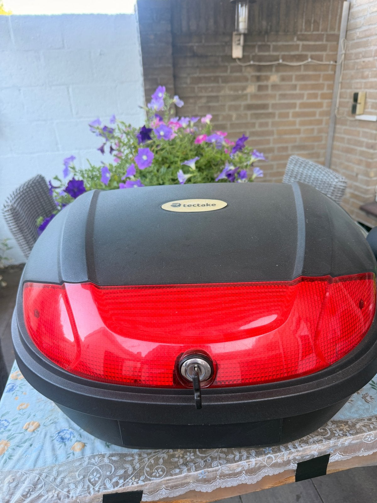 Grote Tectake motorkoffer met 2 helmen, Motoren, Ophalen, Zo goed als nieuw