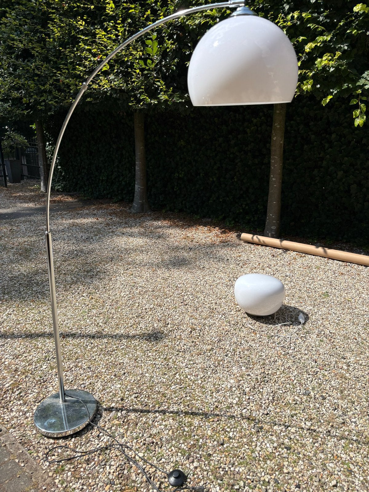 Booglamp met witte kap - Stijlvolle vloerlamp, Huis en Inrichting, Lampen | Vloerlampen, Ophalen, Gebruikt, E27 (groot), Metaal