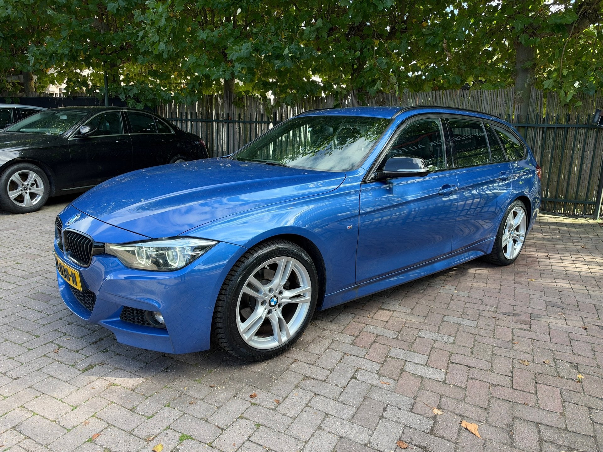 BMW 3-serie Touring 318i M Sport Shadow|Aut|Dealer OH|NW APK, Auto's, Automaat, Dealer onderhouden, Gebruikt, Blauw