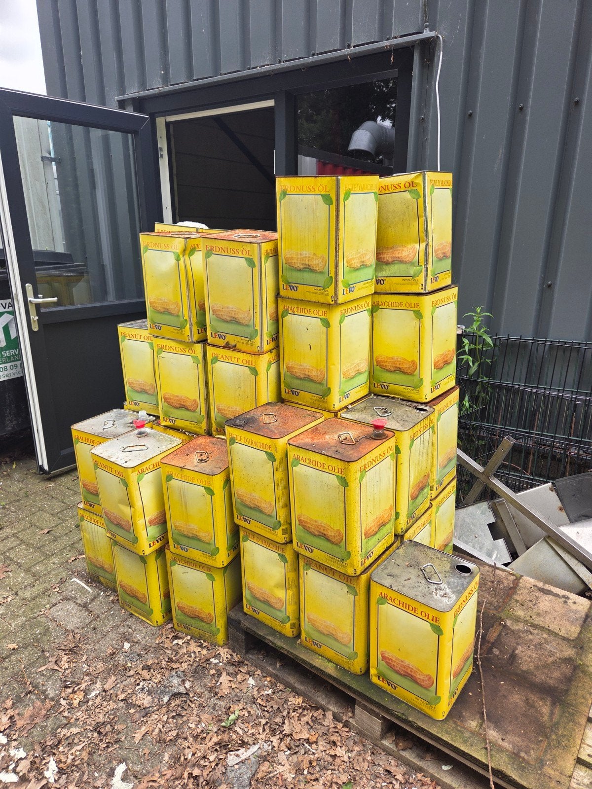 Oud ijzer lege olieblikken, Ophalen