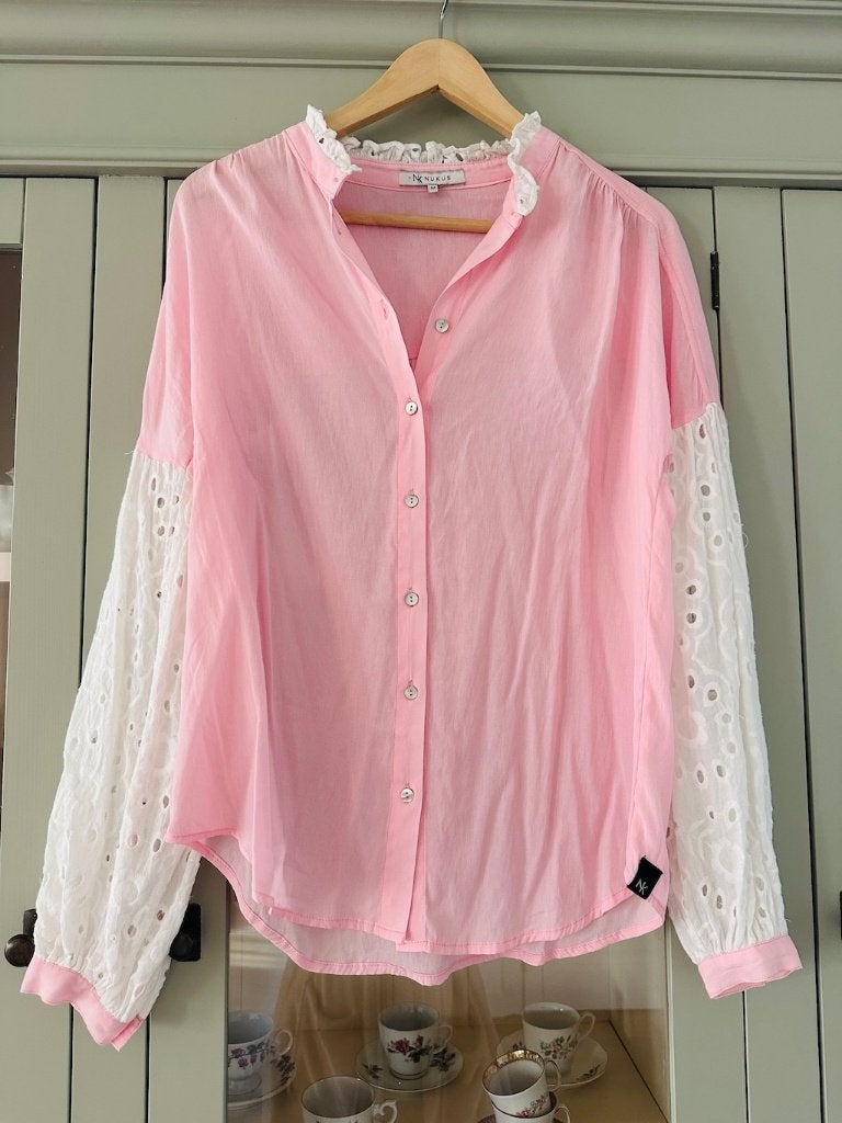 Blouse Nukus Roze Wit Broderie maat M  zgan, Kleding | Dames, Maat 38/40 (M), Ophalen of Verzenden, Zo goed als nieuw, Roze