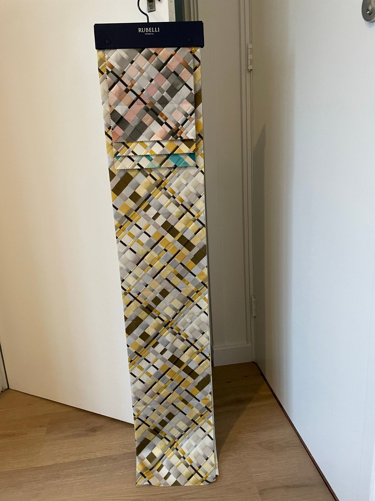 Rubelli Saint-Etienne Giallo Stofstaal - Katoen, Meerkleurig, Nieuw, Ophalen of Verzenden, 30 tot 120 cm