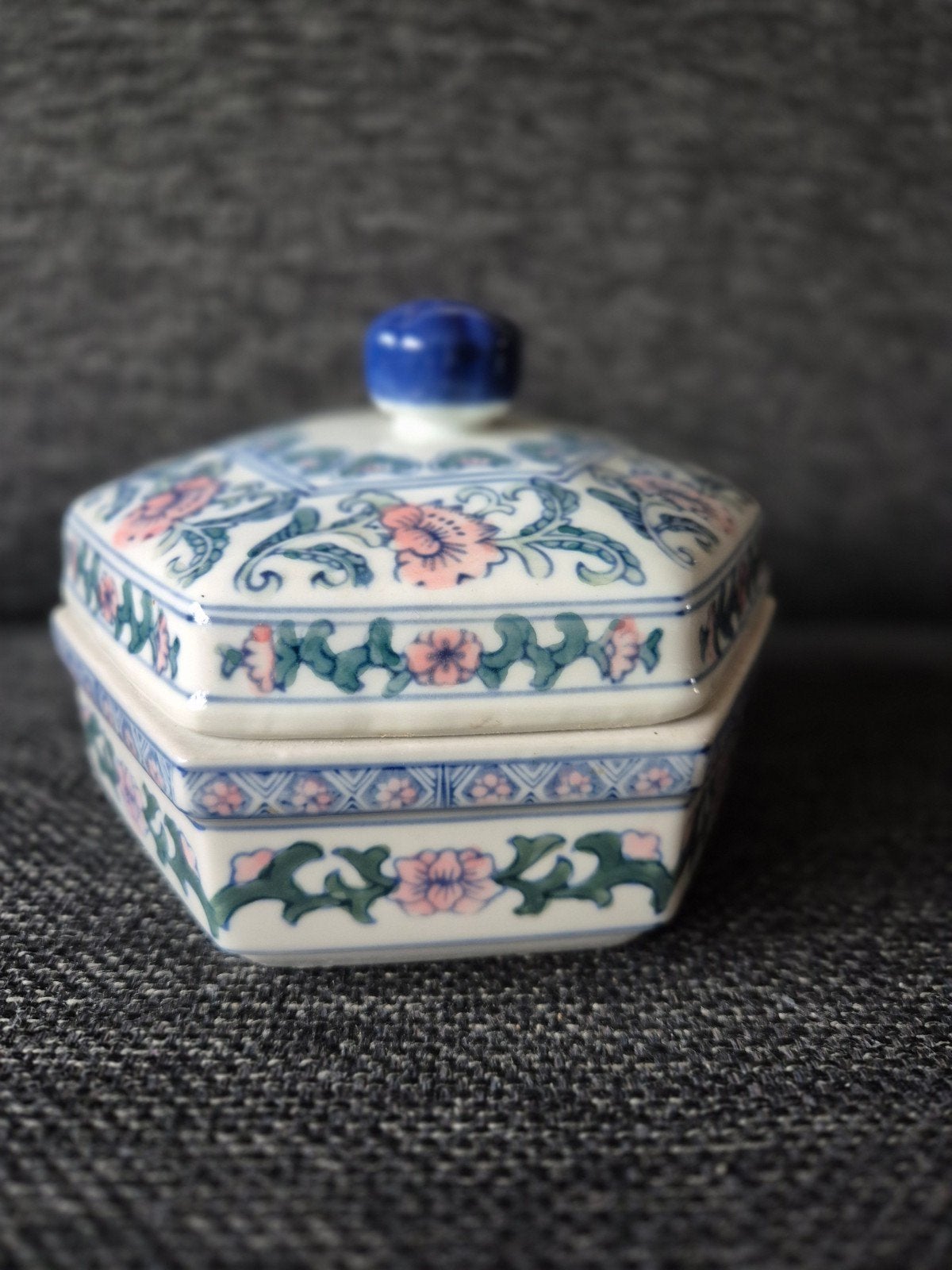 Zeshoekig Chinees porseleinen doosje met bloemmotief, Antiek en Kunst, Ophalen of Verzenden