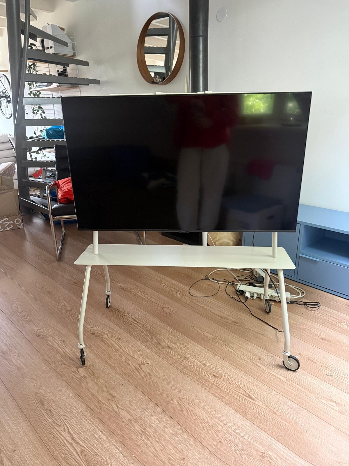 Rollende TV standaard (pedestal achtig), Ophalen, Zo goed als nieuw, 25 tot 50 cm, Minder dan 100 cm
