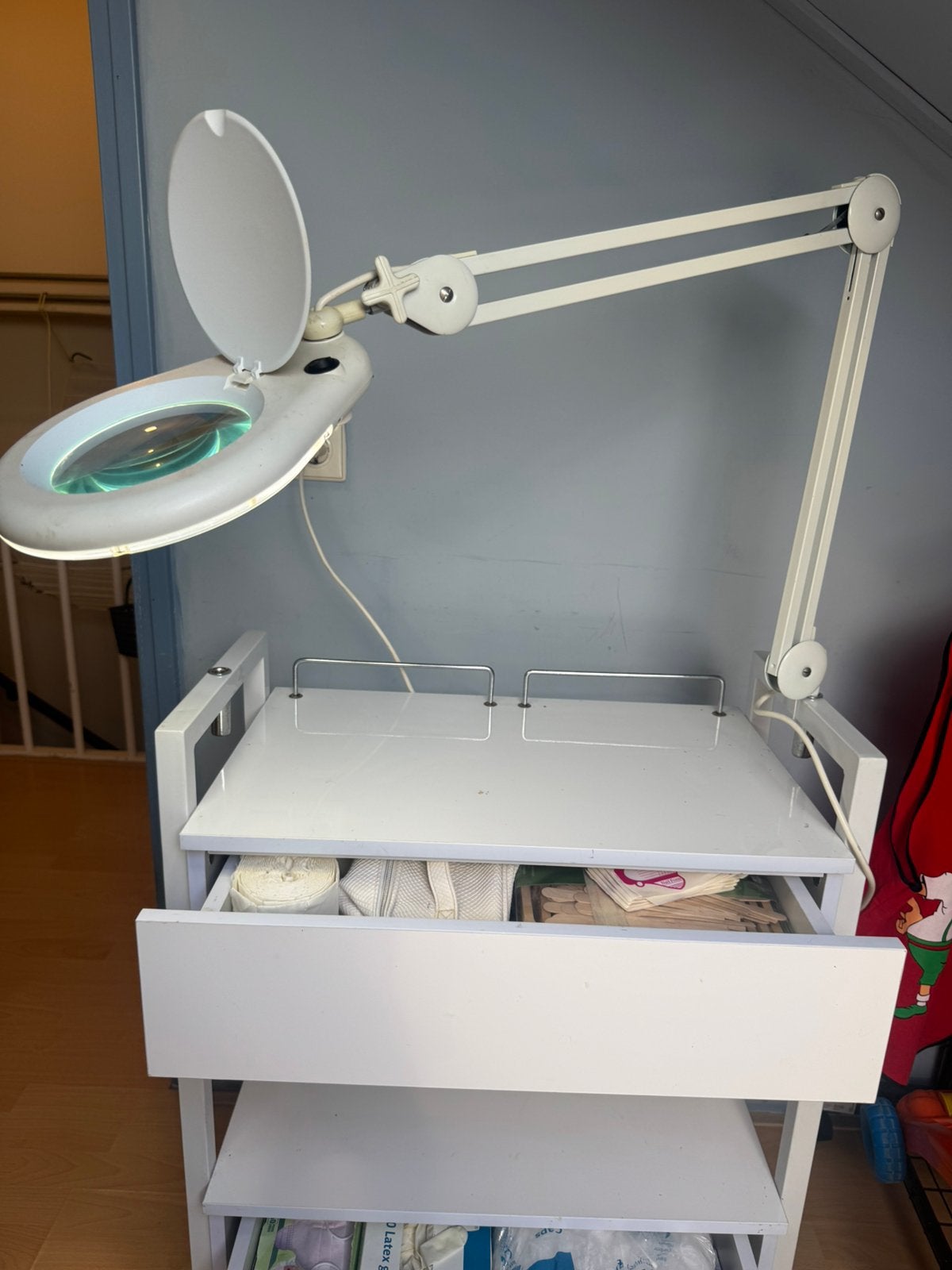 Schoonheidsspecialiste werktafel, Ophalen, Gebruikt