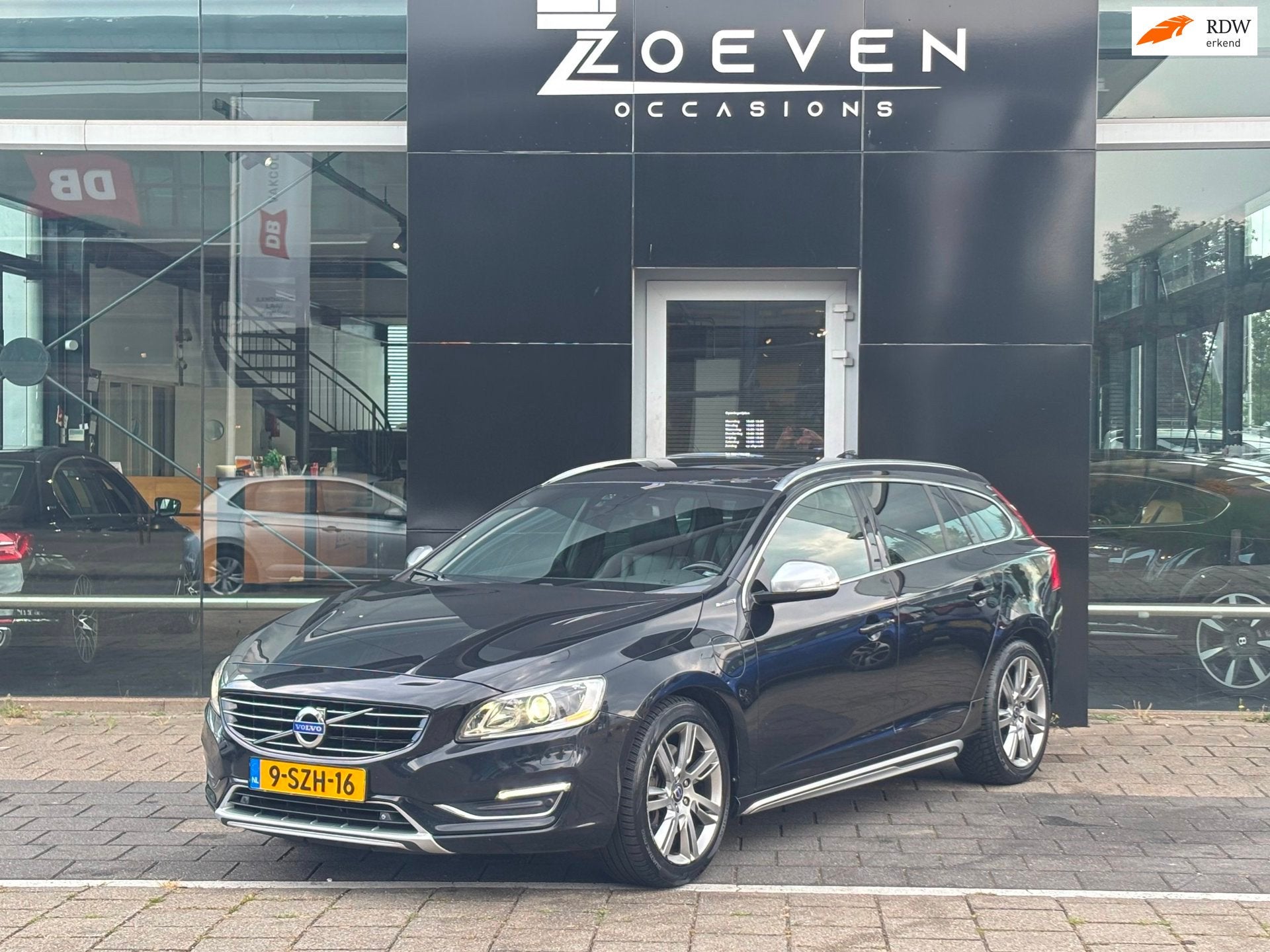 Volvo V60 2.4 D6 AWD Plug-In Hybrid Summum, Auto's, Automaat, Automatische klimaatregeling, Zwart, Vierwielaandrijving