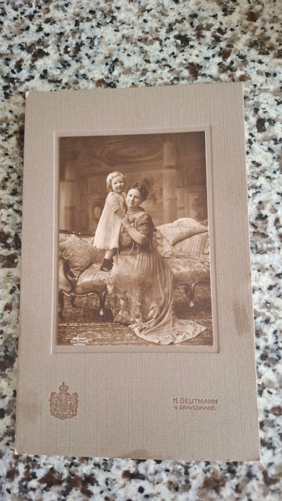 Koninklijke kabinetfoto Wilhelmina & prinses Juliana – H. De, Verzamelen, Ophalen of Verzenden, Voor 1940, Gebruikt, Overige onderwerpen