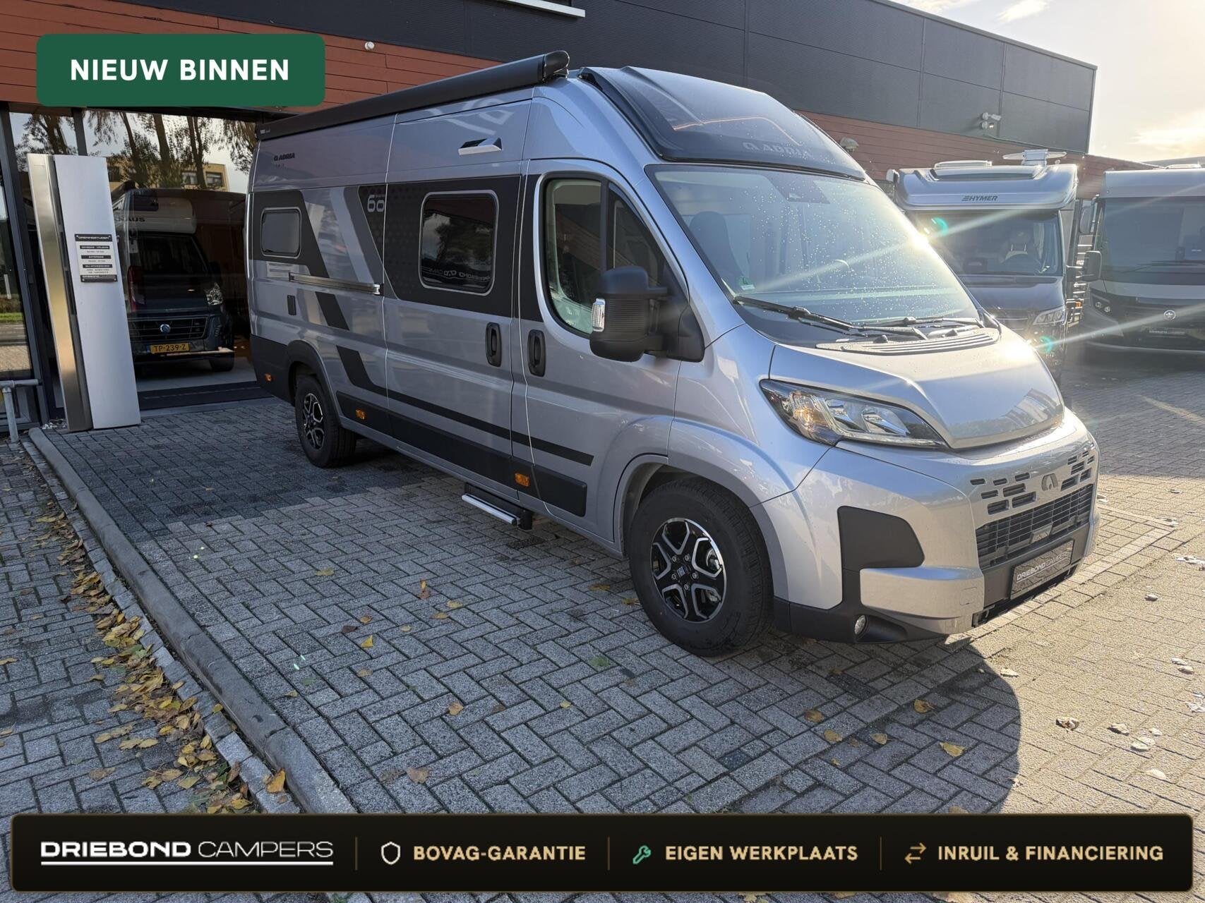 Adria 640 SLB 60 Years 8T-Automaat Enkele Bedden Luifel Luxe, Caravans en Kamperen, Automaat, Buscamper of Camperbus, 6 tot 7 meter