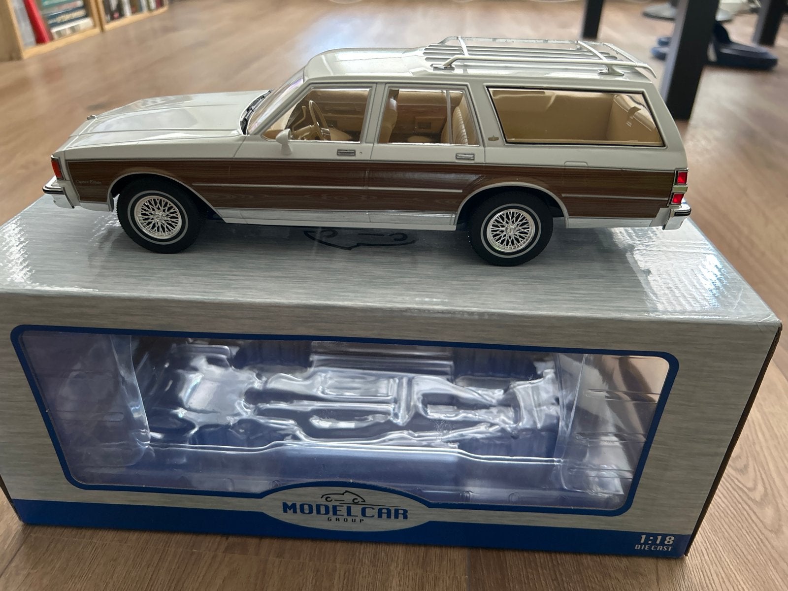 Modelauto Chevrolet Caprice Estate Wagon 1977 1:18, Ophalen, Zo goed als nieuw, Auto, Overige merken