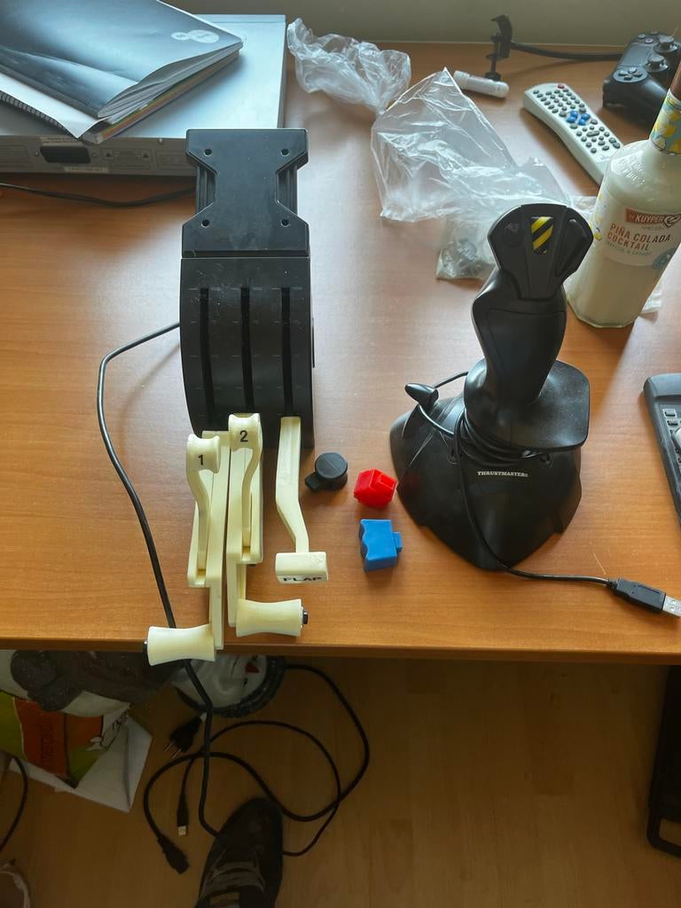 Thrustmaster joystick en Logitech throttle set, Computers en Software, Joysticks, Ophalen of Verzenden, Gebruikt