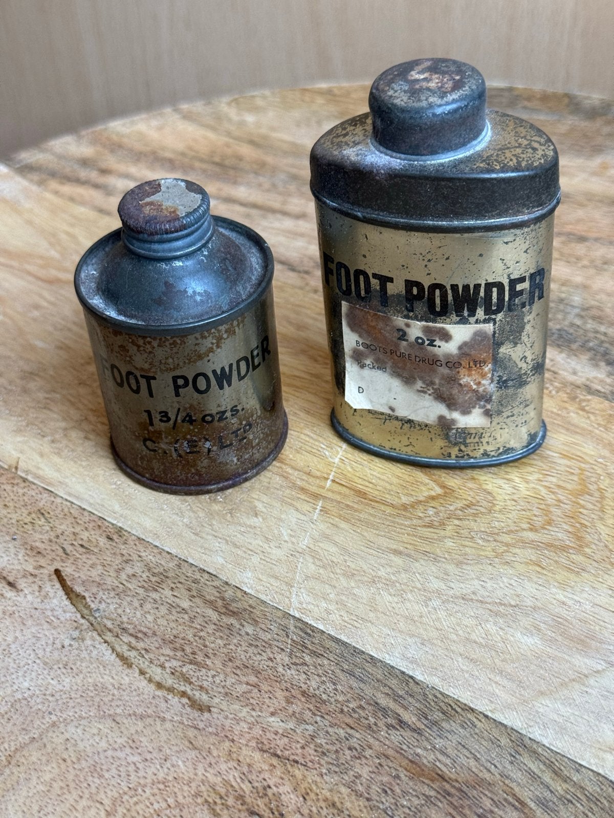 2x Originele WO2 Foot Powder Blikjes met Inhoud, Ophalen of Verzenden, Overige soorten, Overige gebieden, Overige typen