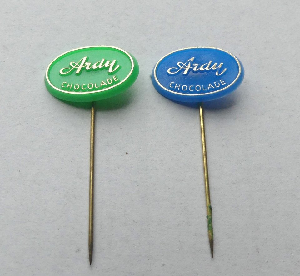 Ardy chocolade speldjes oud speldje 2x chocola groen blauw, Ophalen of Verzenden, Gebruikt, Merk, Speldje of Pin
