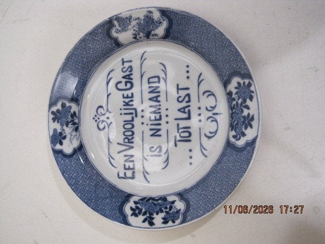 antiek porseleine bord met spreuk 22,5 cm dia (395), Antiek en Kunst, Ophalen of Verzenden