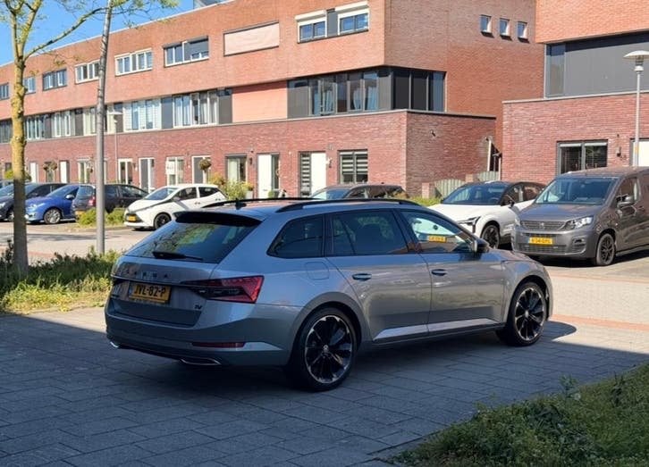 Skoda Superb Sportline IV | Full | Pano | Trekh | Standk |, Auto's, Skoda, Zwart, Plug-in hybride, 1600 kg, 750 kg