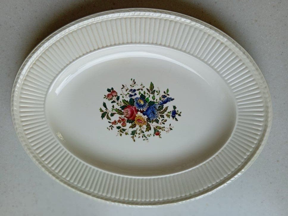 Wedgewood Conway - platte schaal en roomstelletje, Klassiek, Ophalen of Verzenden, Schaal of Schalen, Zo goed als nieuw