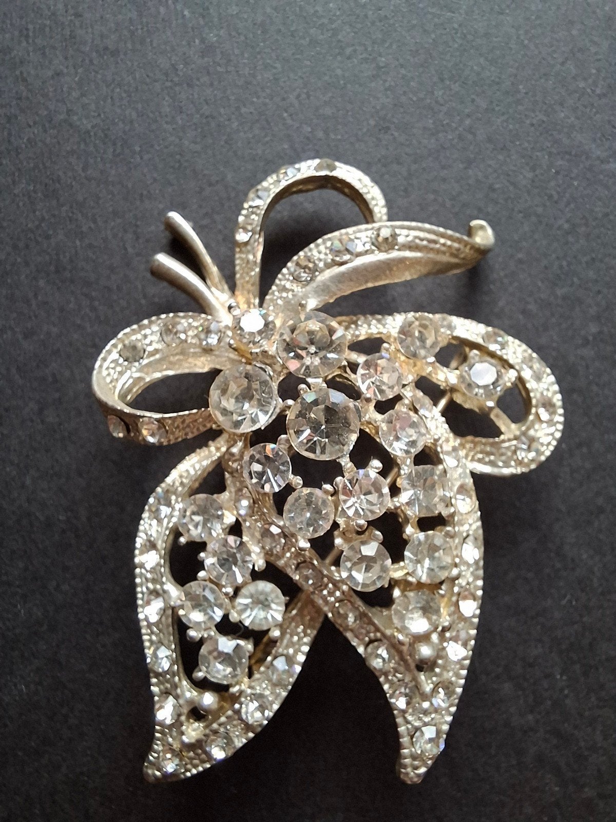 Vintage Broche met Strass Steentjes - Zilverkleurig, Overige materialen, 4 tot 7 cm, Gebruikt, Ophalen of Verzenden