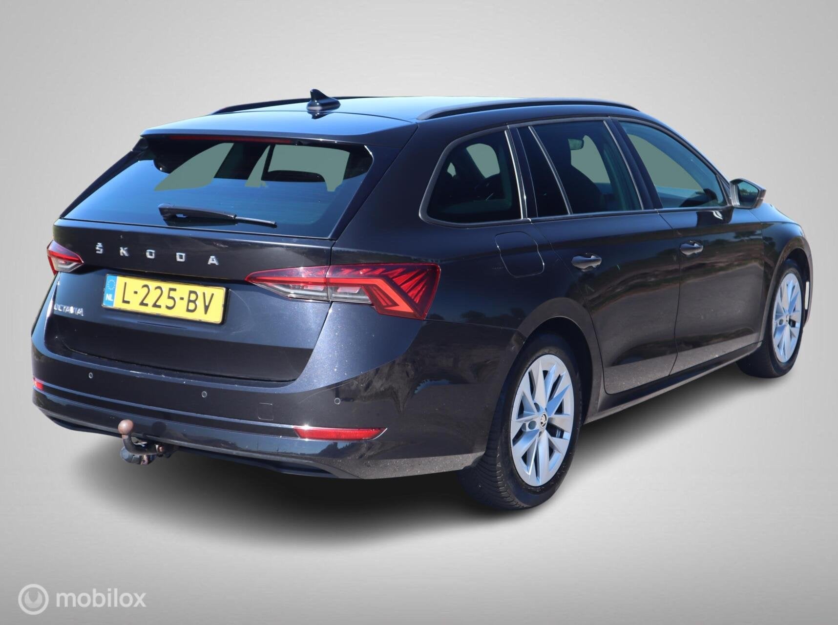 Skoda Octavia Combi TSI 110 PK H6 Sport Zwarte Hemel|17"LMV|, Voorwielaandrijving, Stof, Gebruikt, Zwart