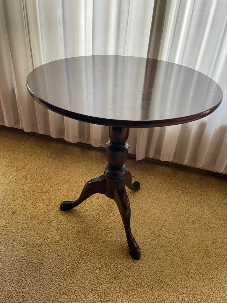 Ronde mahonie bijzettafel op driepoot, Ophalen, Gebruikt, Rond, 55 tot 75 cm