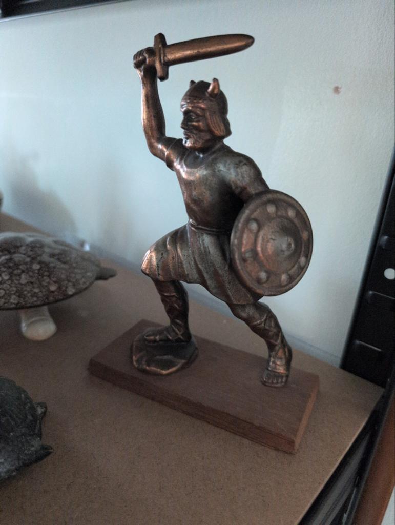 Bronzen Viking Beeldje met Zwaard en Schild, Antiek en Kunst, Ophalen, Minder dan 20 cm, Brons, Op sokkel