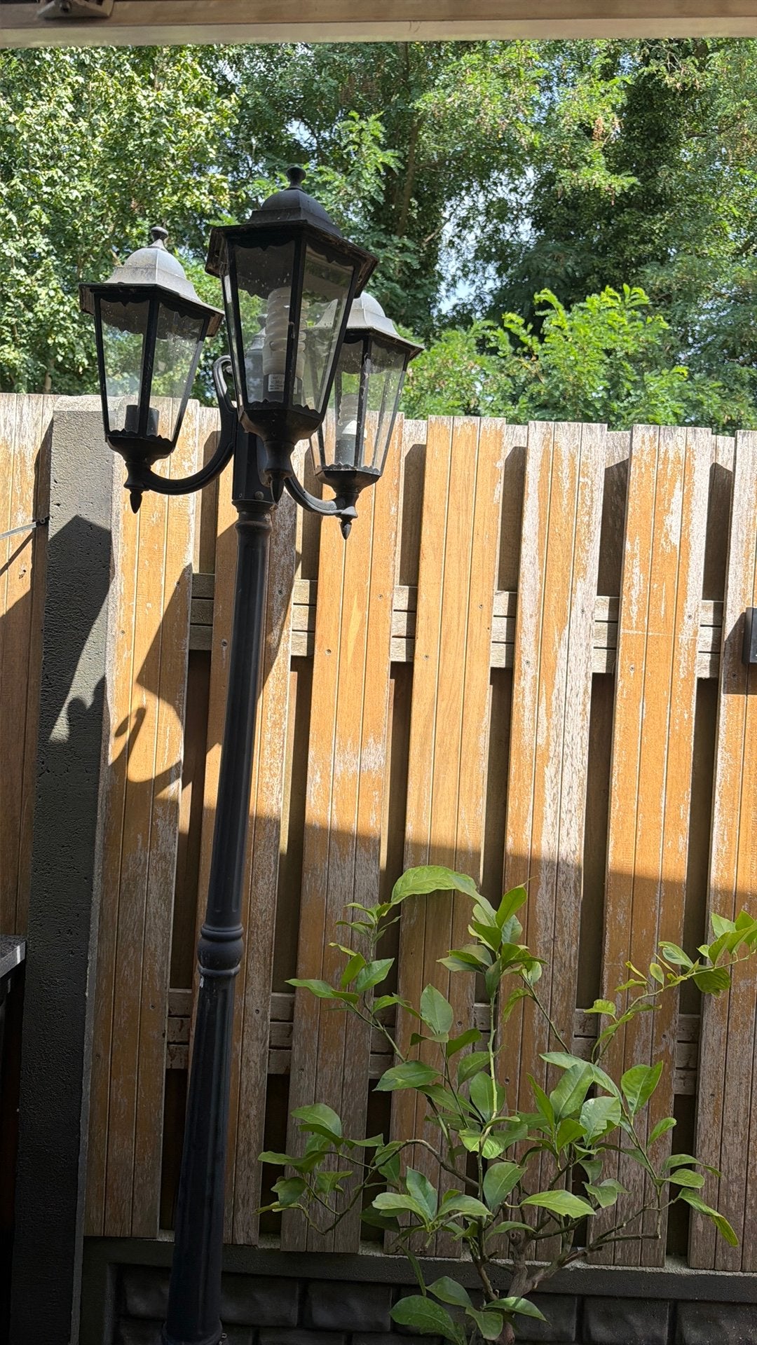 Klassieke driekoppige lantaarnpaal voor buiten, Tuin en Terras, Ophalen, Gebruikt, Staande lamp, Netvoeding