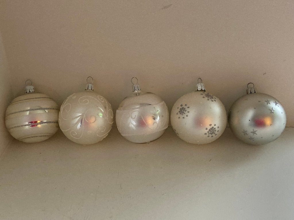 Vijf zilverkleurige glazen kerstballen, Diversen, Kerst, Ophalen of Verzenden, Gebruikt