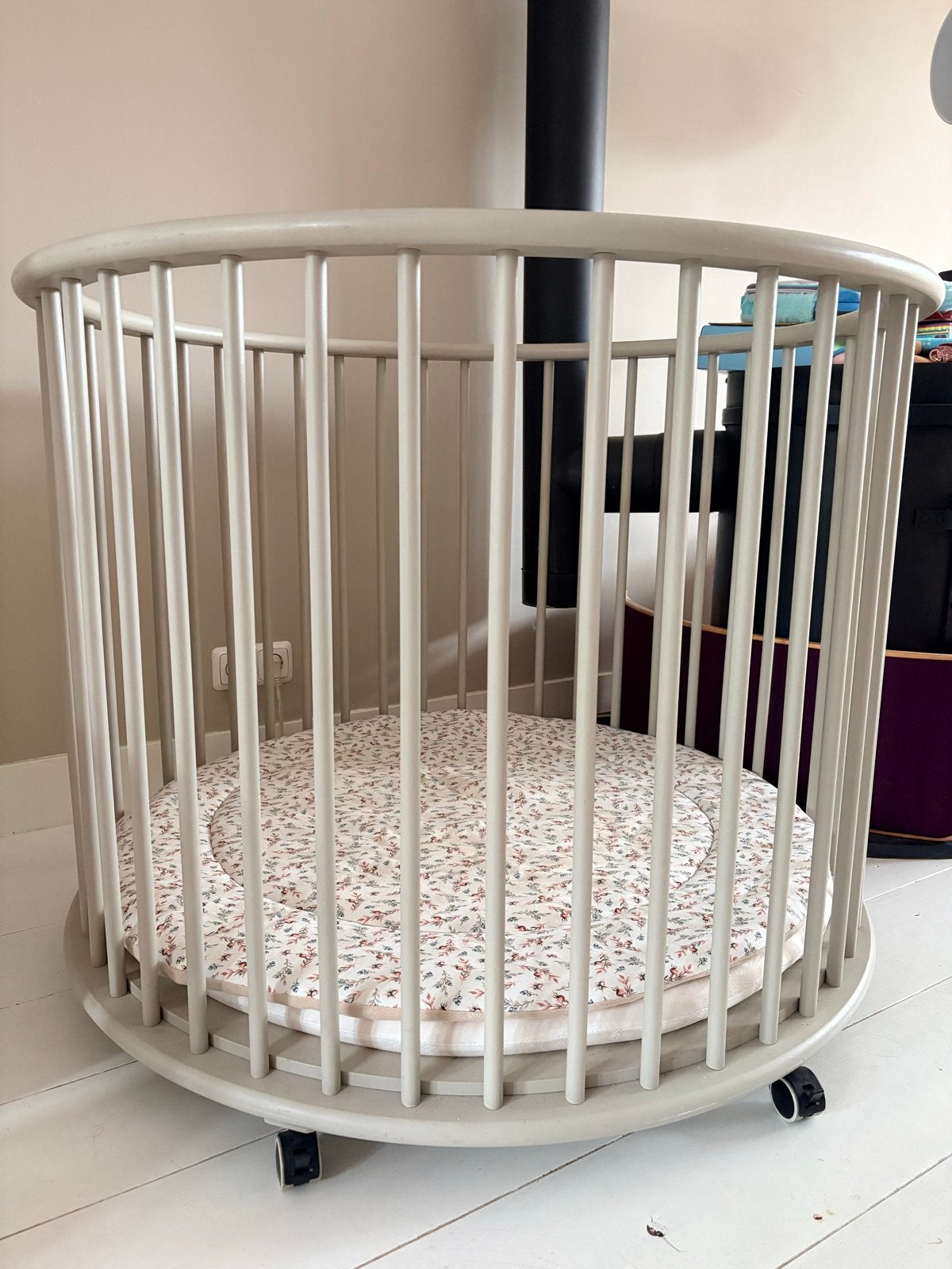 Bopita box rond in taupe met 2 boxkleden (meisje) en matras, Ophalen, Gebruikt, Rond, In hoogte verstelbaar