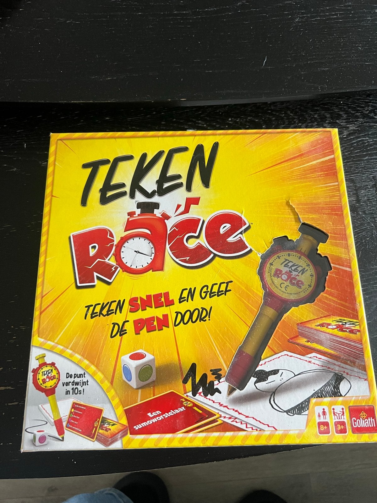 Teken Race - Teken snel en geef de pen door!, Hobby en Vrije tijd, Gezelschapsspellen | Bordspellen, Drie of vier spelers, Ophalen