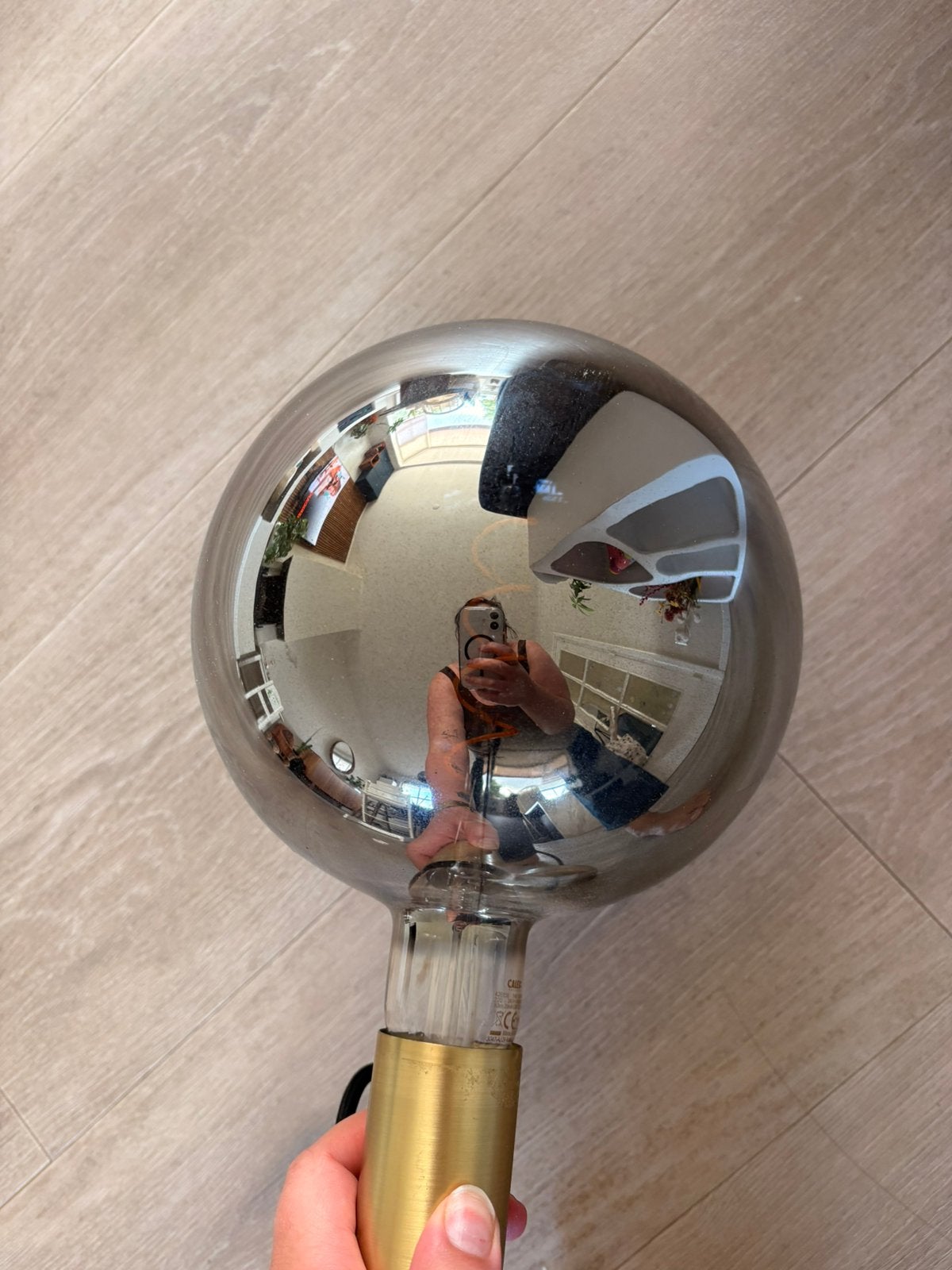 HEMA hanglamp goudkleurig met Calex rookglas bol, 20 cm, Ophalen of Verzenden, Zo goed als nieuw, Glas, E27 (groot)