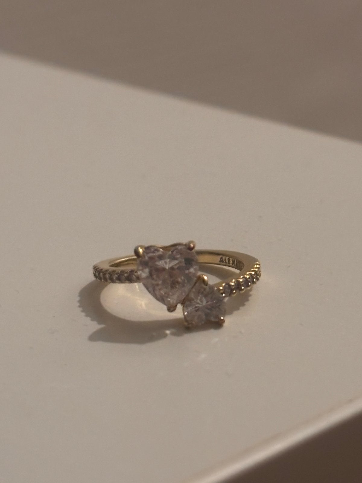 Pandora ring met hartvormige zirkonia's en pavéband, Sieraden, Tassen en Uiterlijk, Met kristal, Overige materialen, Ophalen of Verzenden