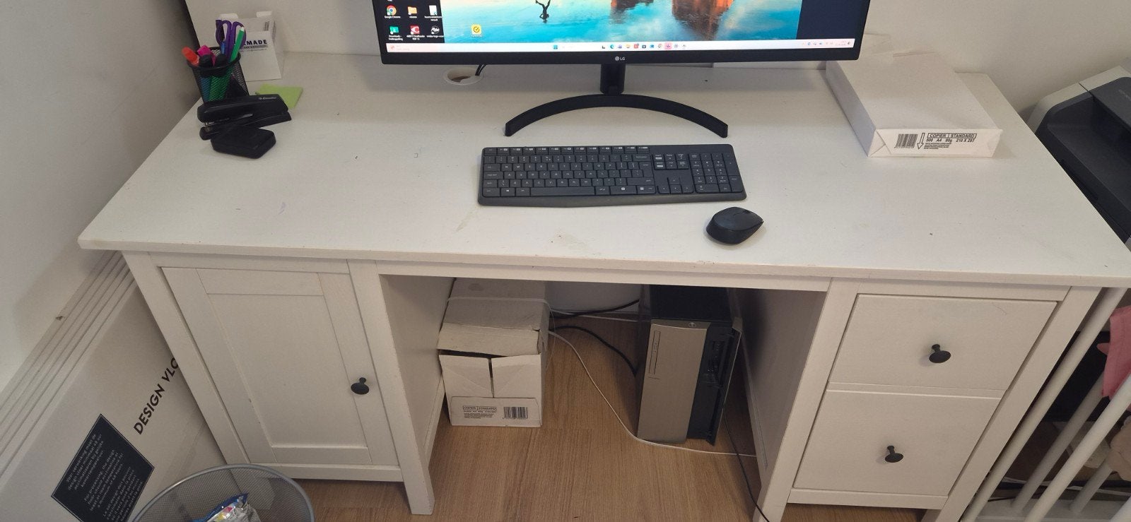 Gratis IKEA bureau - opknapper, Huis en Inrichting, Bureaus, Ophalen, Met lades, Gebruikt, Spaanplaat of MDF