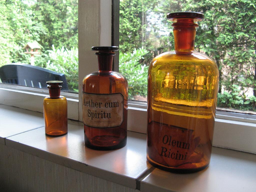 3 apothekers/drogisterij stopflessen (geel/bruin), Antiek en Kunst, Ophalen