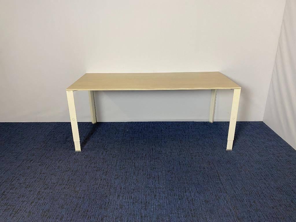 1x Bureau Ahrend 700, eiken blad, wit onderstel, 180 x 80 cm, Ophalen, Gebruikt, In hoogte verstelbaar, Computerbureau