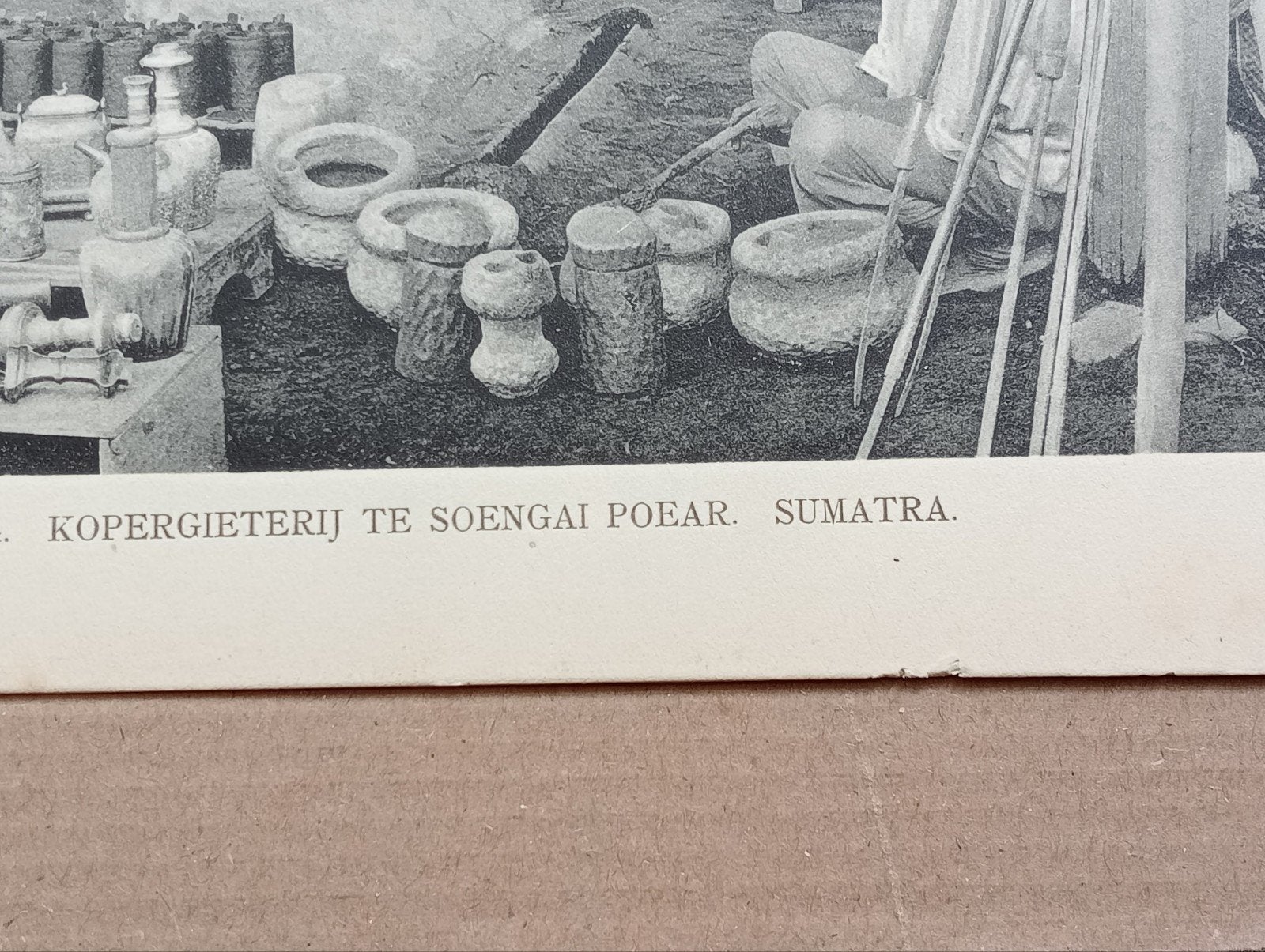 Fotogravure Kopergieterij Sumatra Nederlands Indië Indonesië, Verzamelen, Foto's en Prenten, Ophalen of Verzenden, Voor 1940, Gebruikt