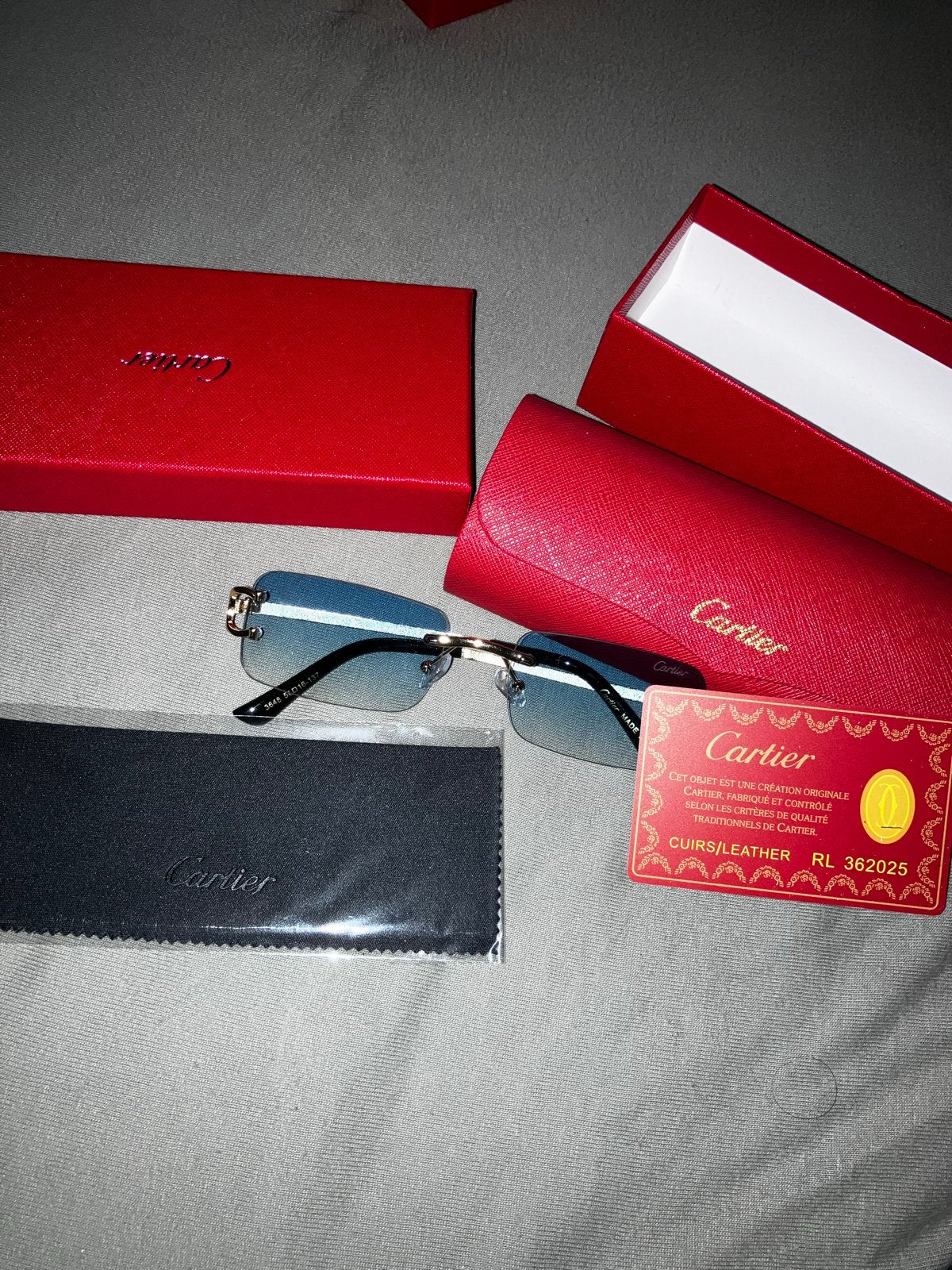 Cartier zonnebril met blauwe glazen en gouden details, Overige merken, Zonnebril, Blauw, Ophalen of Verzenden