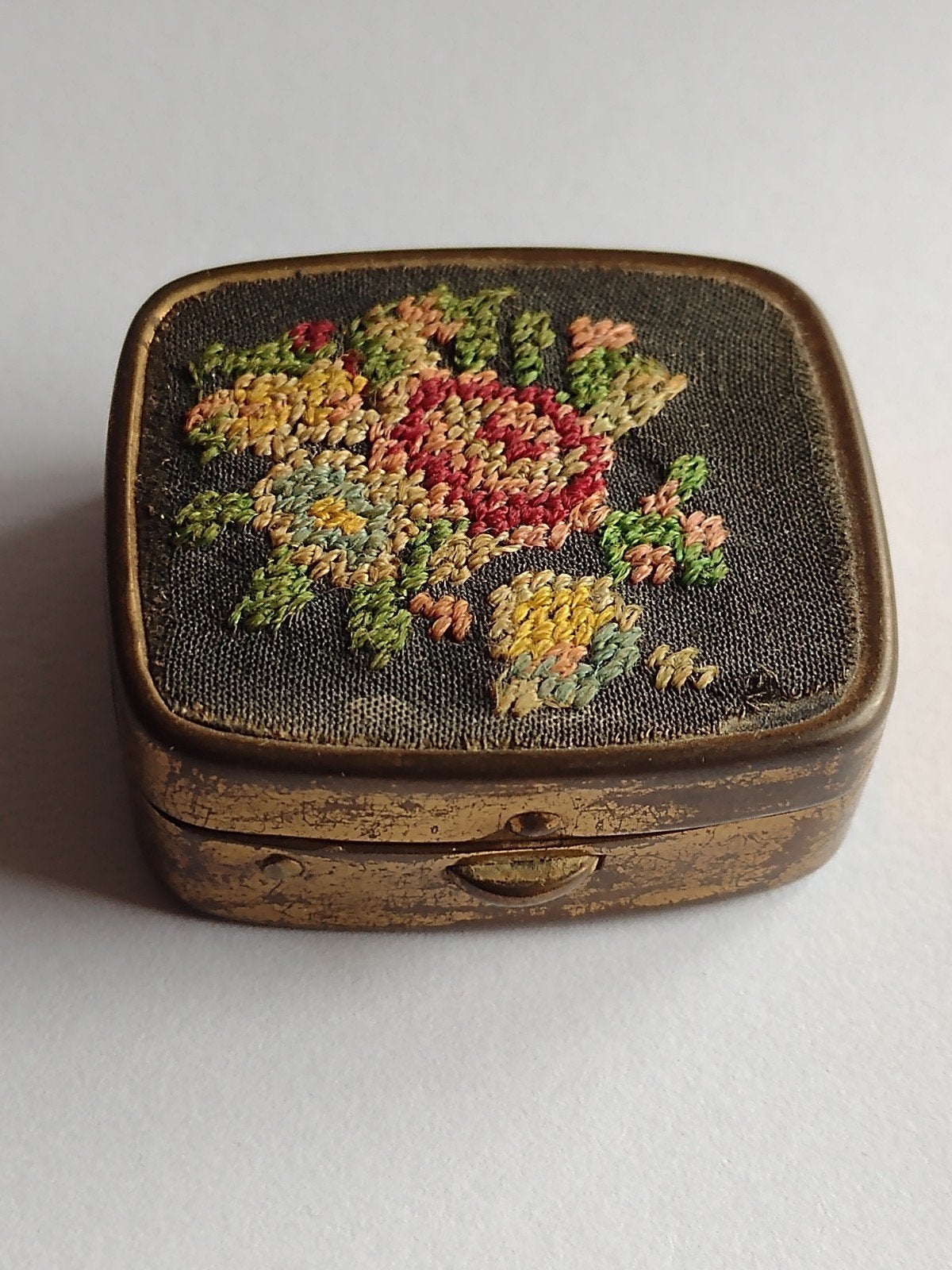 petit point pillendoosje ( 1 ), Antiek en Kunst, Ophalen