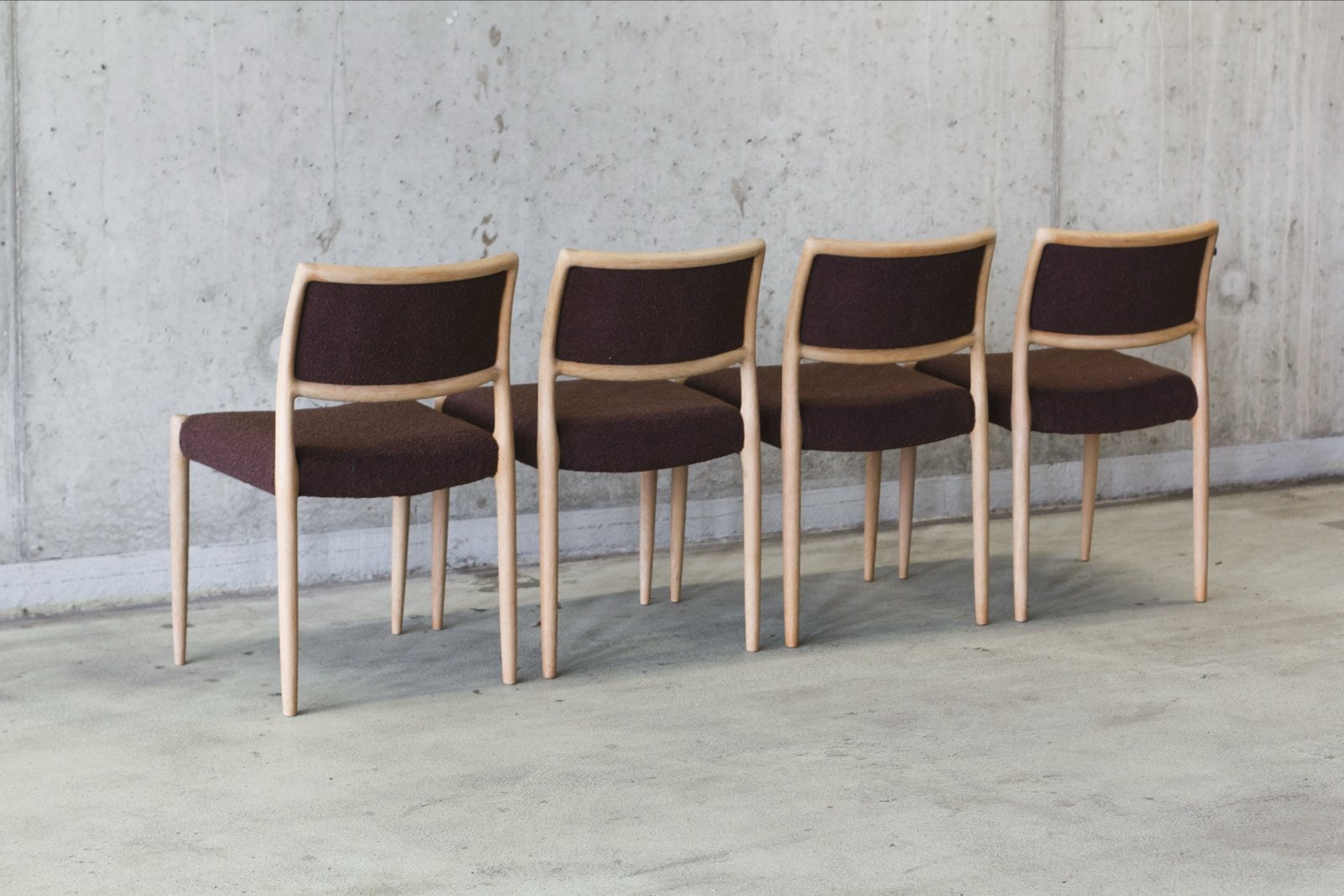 Set van 4 Niels Otto Møller eetkamerstoelen in bruin bouclé, Ophalen